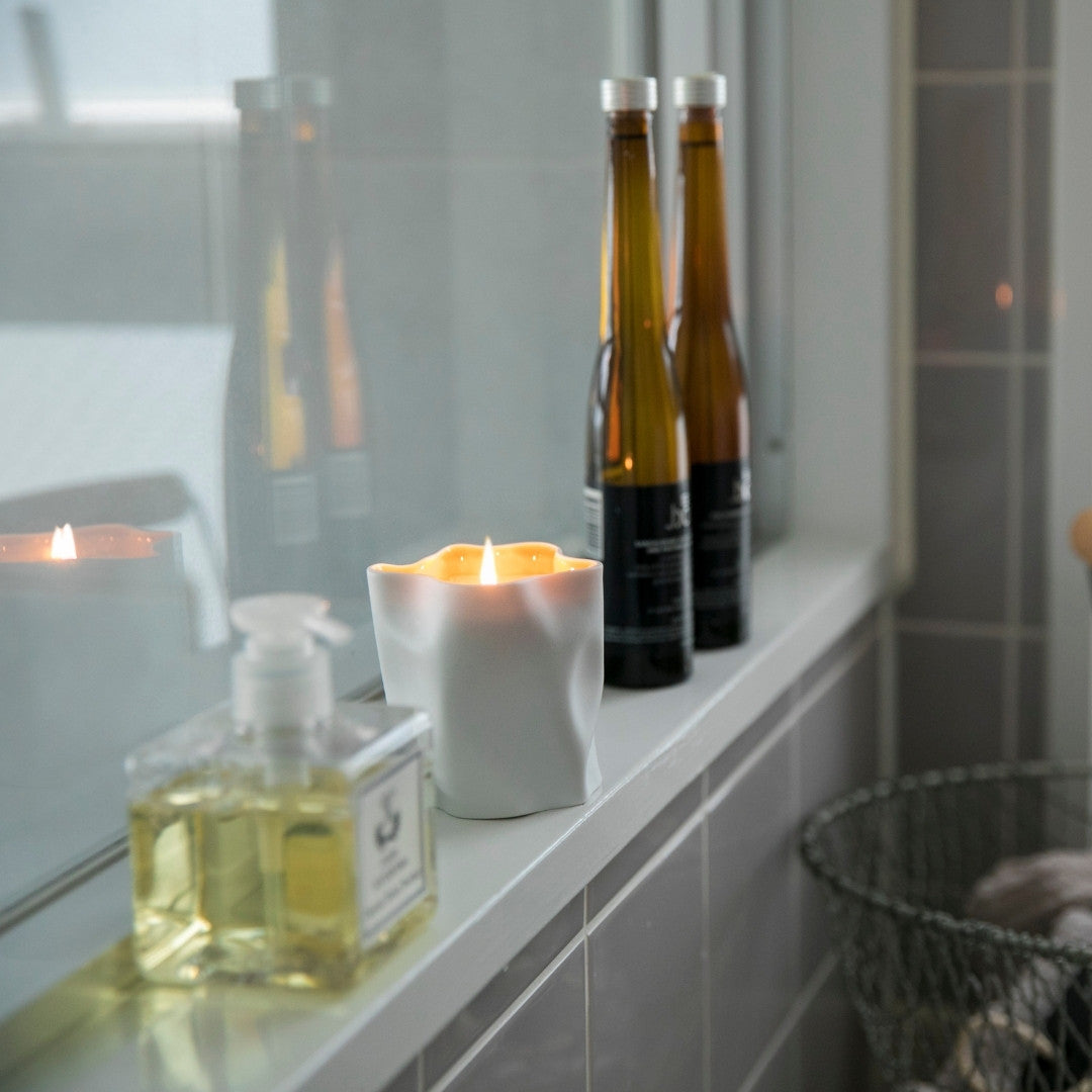 Japanische Kerze in zartweißem Porzellan, Badezimmer im Japandi-Stil mit Duftritual im Wabi-Sabi-Stil