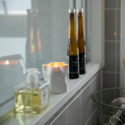 Japanische Kerze in zartweißem Porzellan, Badezimmer im Japandi-Stil mit Duftritual im Wabi-Sabi-Stil