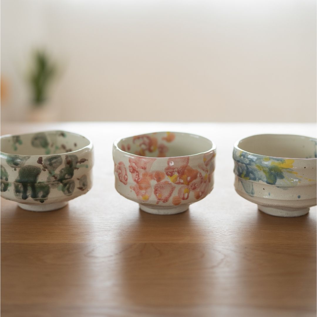 Håndlavet Mino-keramik matcha-skålsæt med alle tre designs – Blomst, Stænk og Skov – der viser mangfoldigheden af japansk keramisk kunsthåndværk.