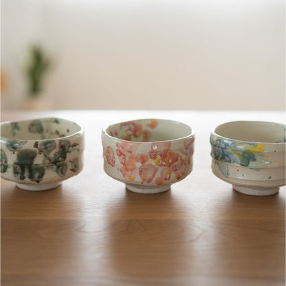 Håndlavet Mino-keramik matcha-skålsæt med alle tre designs – Blomst, Stænk og Skov – der viser mangfoldigheden af japansk keramisk kunsthåndværk.