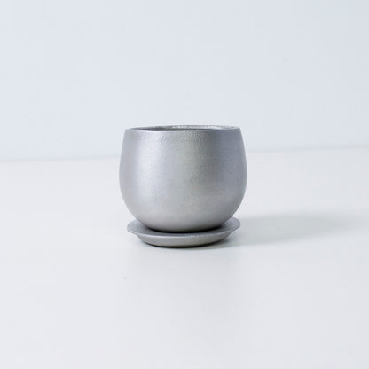 Setebillede af japansk aluminiumsstøbt sake-kop "yurayura" – moderne japansk sake-kop