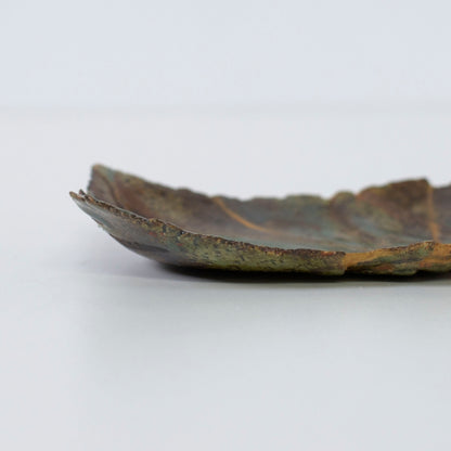 Close-up side view of Kintsugi Plate "Oribe" Deep Green 02