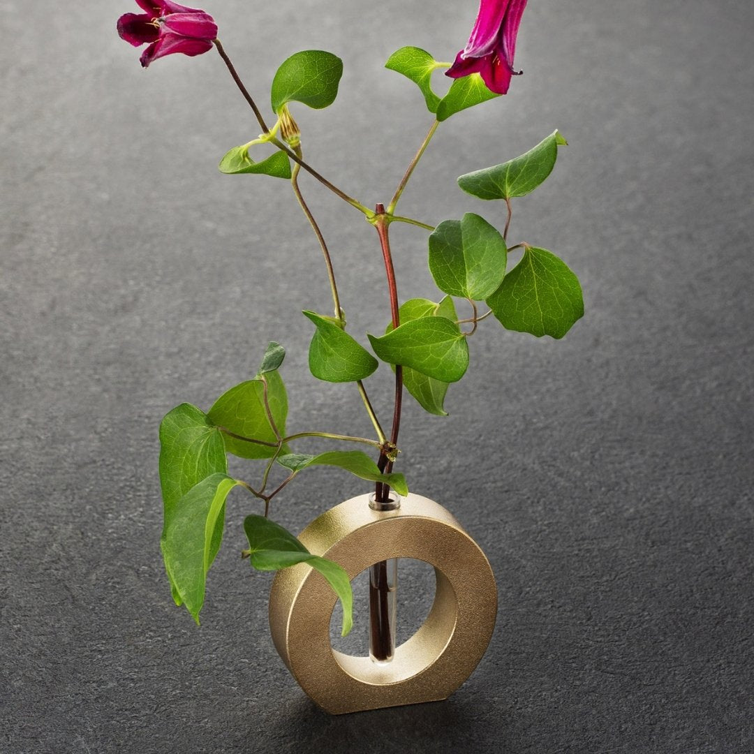 Japansk blomsterarrangement med japansk vase "Kobberbusk" til traditionel blomsterarrangementskunst