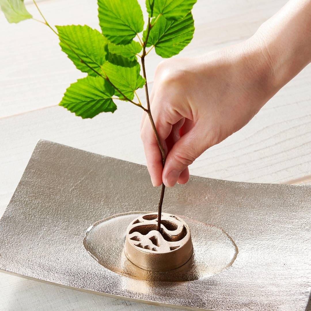 Un seul rameau avec Kenzan japonais sans broches "l'eau" pour arrangement floral ikebana