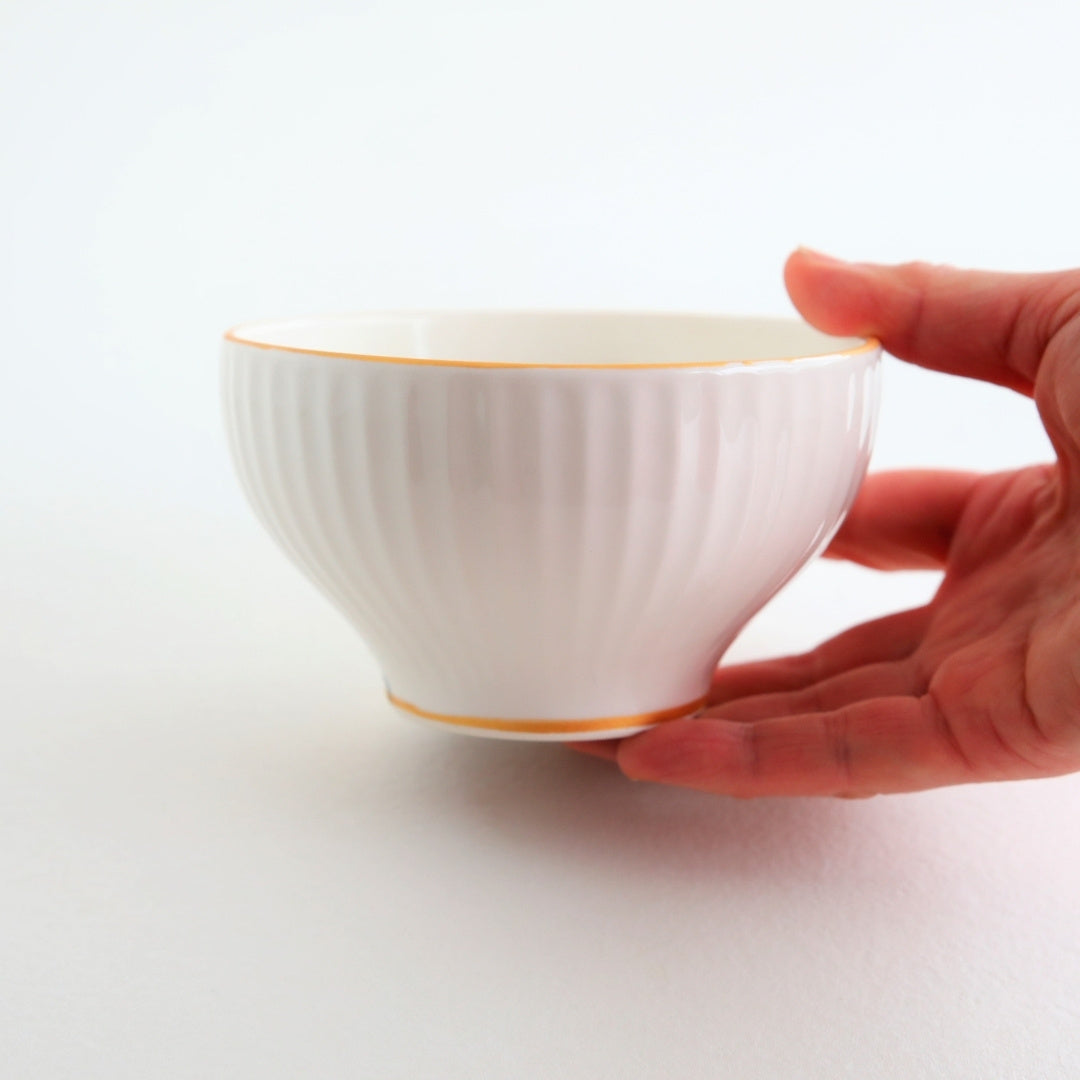 Sidevisning af en håndlavet japansk matcha-skål "Waraku" med lodrette riller og en varm guldaccent, lavet af Buzan Kiln ved hjælp af traditionelle Mino Ware-teknikker.