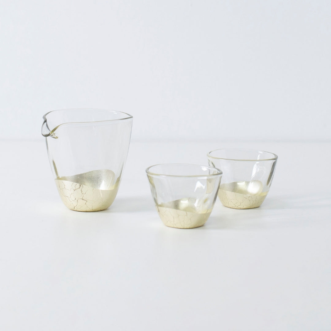 Forfinet japansk sake-sæt med champagne-guldbladsfinish, inklusive sake-flaske og to krakelerede kopper