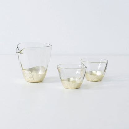 Forfinet japansk sake-sæt med champagne-guldbladsfinish, inklusive sake-flaske og to krakelerede kopper