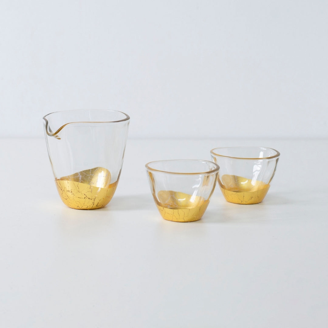 Elegant japansk sake-sæt med bladguld-design, inklusive sake-flaske og to kopper i krakeleret finish