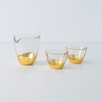 Elegant japansk sake-sæt med bladguld-design, inklusive sake-flaske og to kopper i krakeleret finish