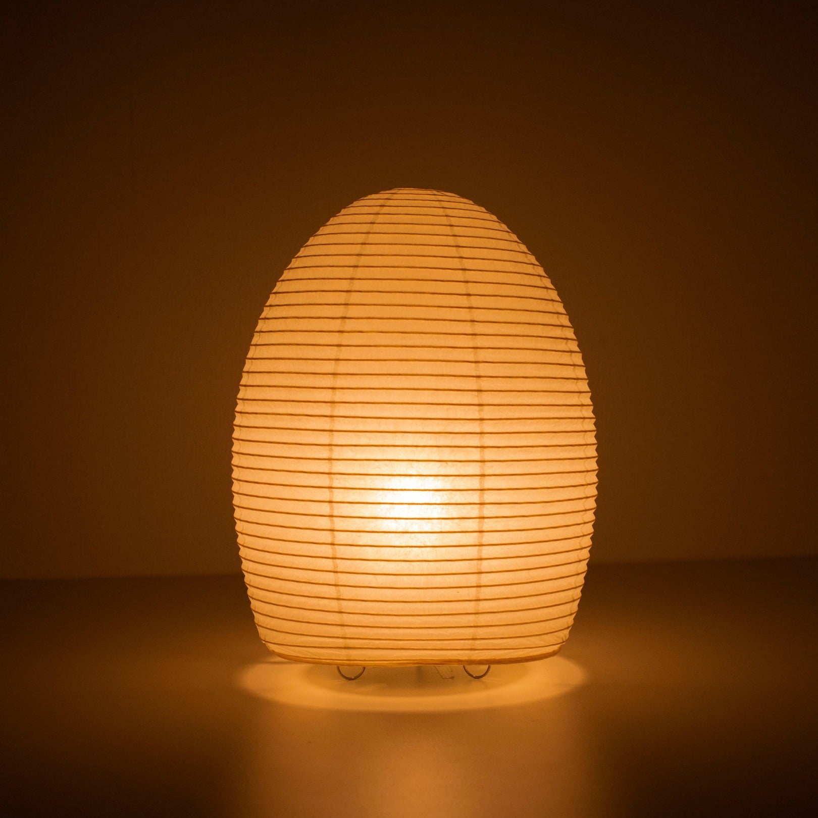 "Lampe sur pied japonaise en papier « paper moon 01 » à la lumière douce – lampe sur pied artisanale en papier Mino Washi"