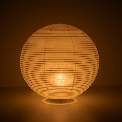"La lampe de sol japonaise en papier « paper moon 05 » diffuse une lumière chaleureuse – lampe japonaise Washi fabriquée à la main"