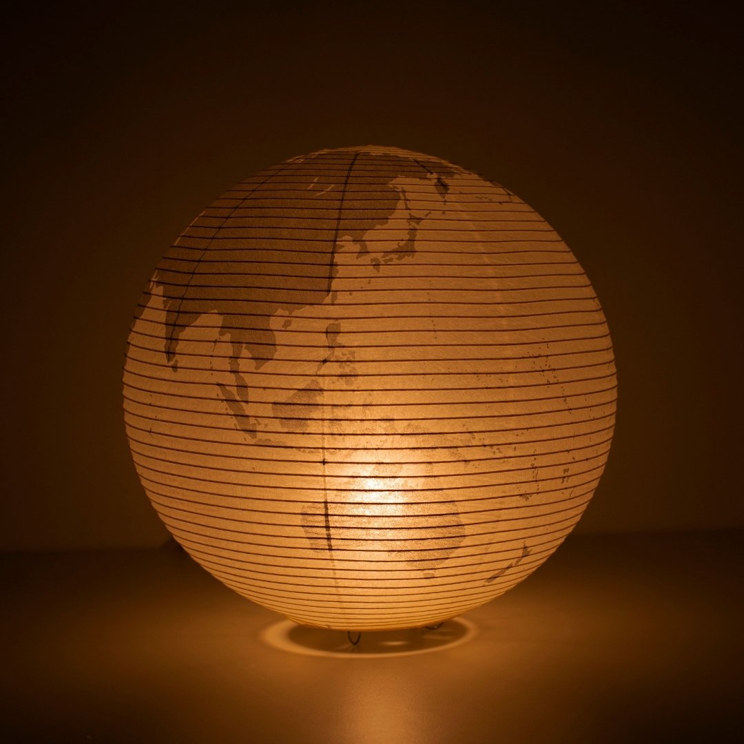 "La lampe sur pied japonaise en papier « paper moon 05G » diffuse une douce lumière, lampe sur pied d'inspiration sphérique"