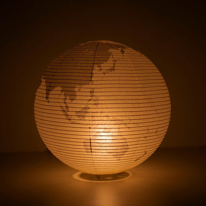 "La lampe sur pied japonaise en papier « paper moon 05G » diffuse une douce lumière, lampe sur pied d'inspiration sphérique"