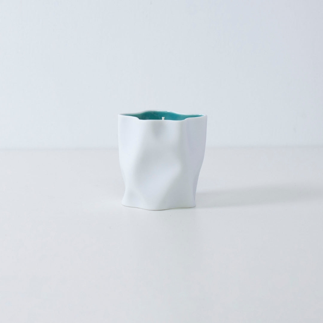 Japansk lys IKEBANA med grapefrugt, kamelia og japansk røgelse i blå porcelænsbeholder