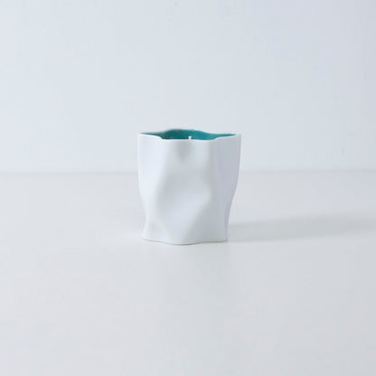 Japansk lys IKEBANA med grapefrugt, kamelia og japansk røgelse i blå porcelænsbeholder