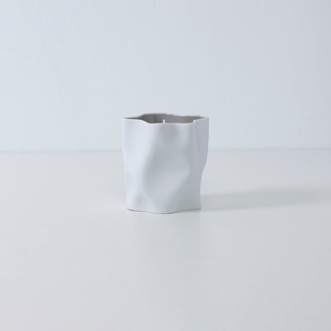Japansk lys KARESANSUI med yuzu, lilje og japansk røgelse i grå Seto porcelæns holder