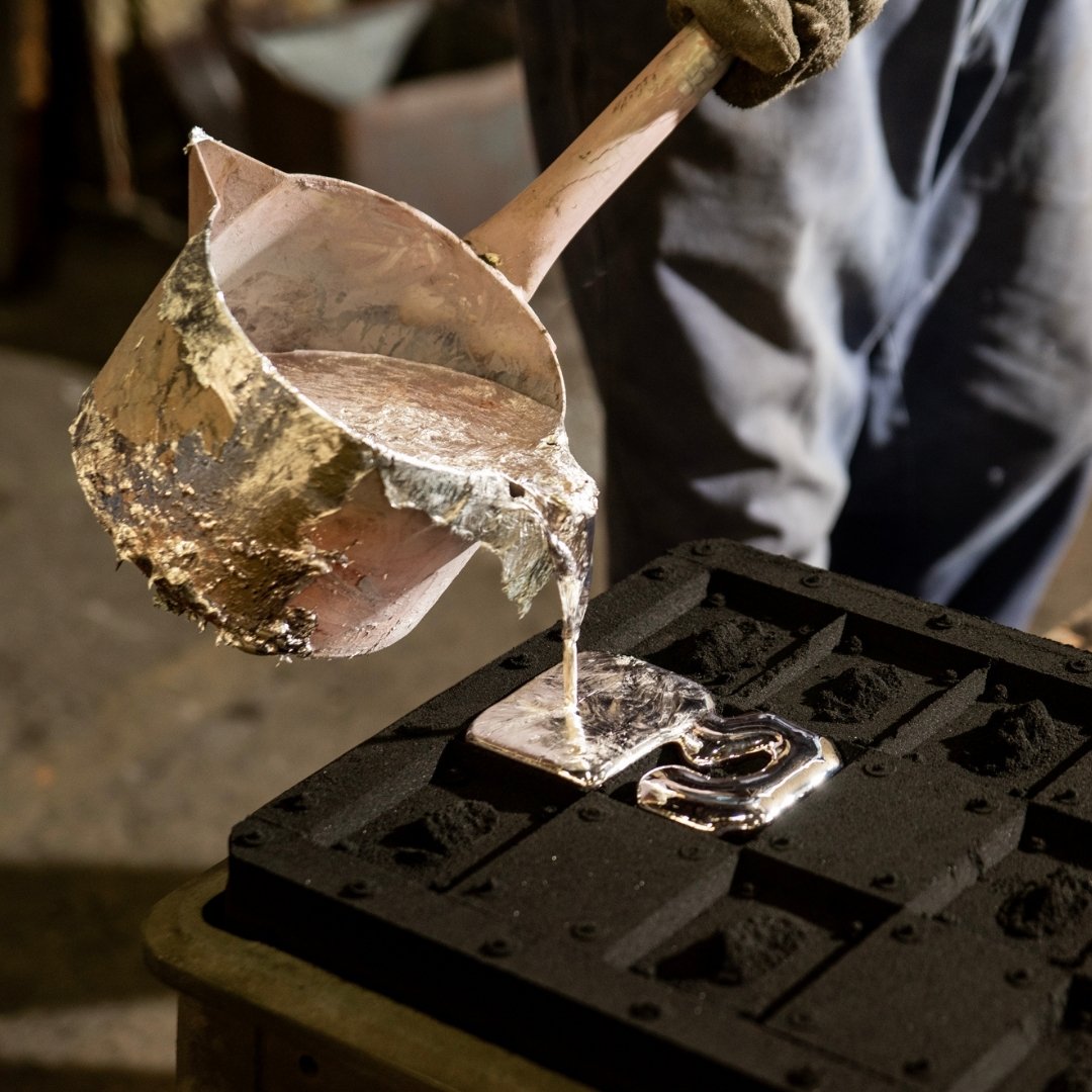 "Schmelzmetallgießen in Kanamori-Legierungssand für Ikebana-Kenzan und japanische Sake-Becher-Set"
