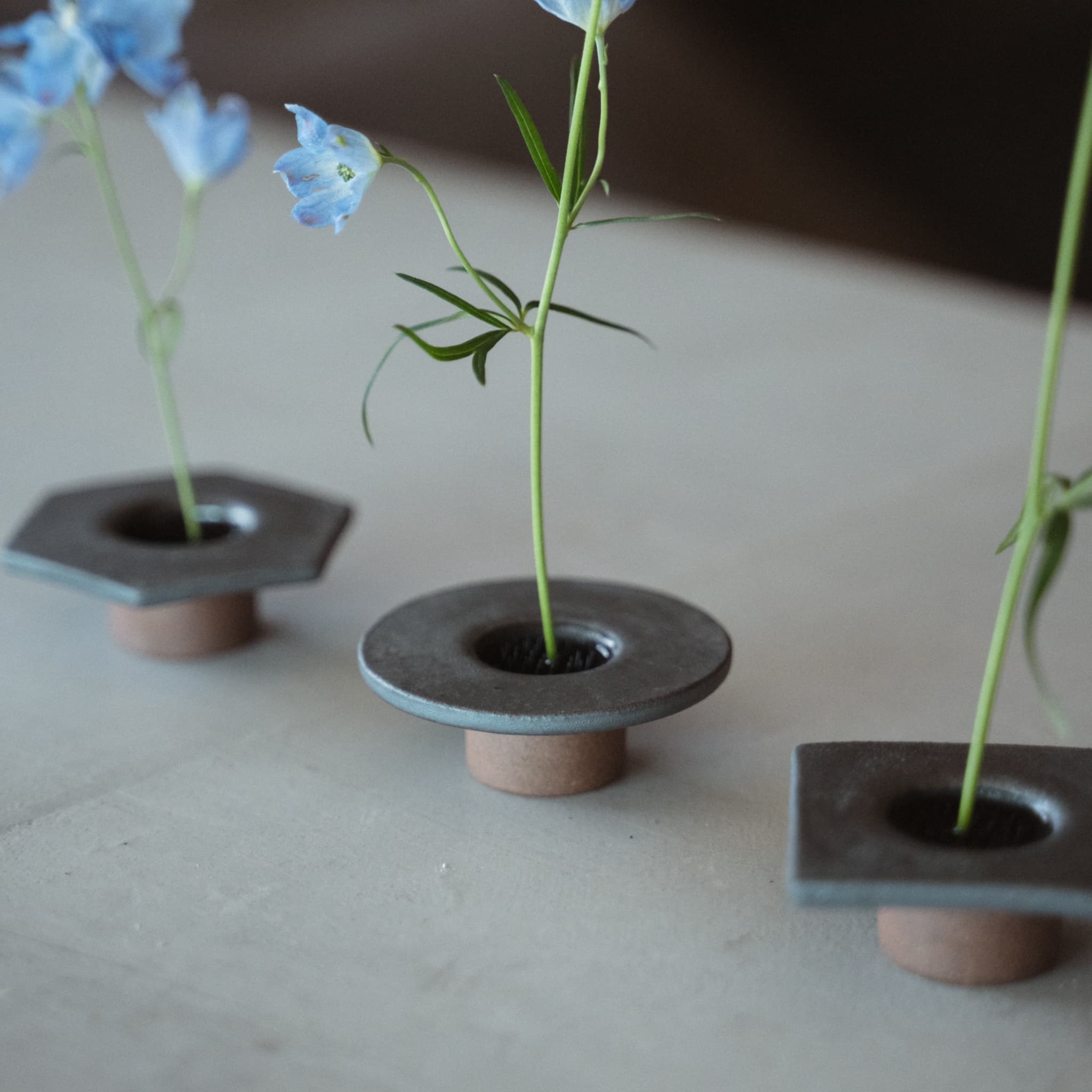 Japanske ikebana-vaser med blå blomster
