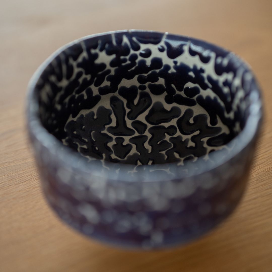 Overheadsbillede med fokus på den fantastiske, dybblå Kairagi-glasur inde i den japanske Matcha-skål, en håndlavet wabi sabi chawan fra Shinzan Kiln.