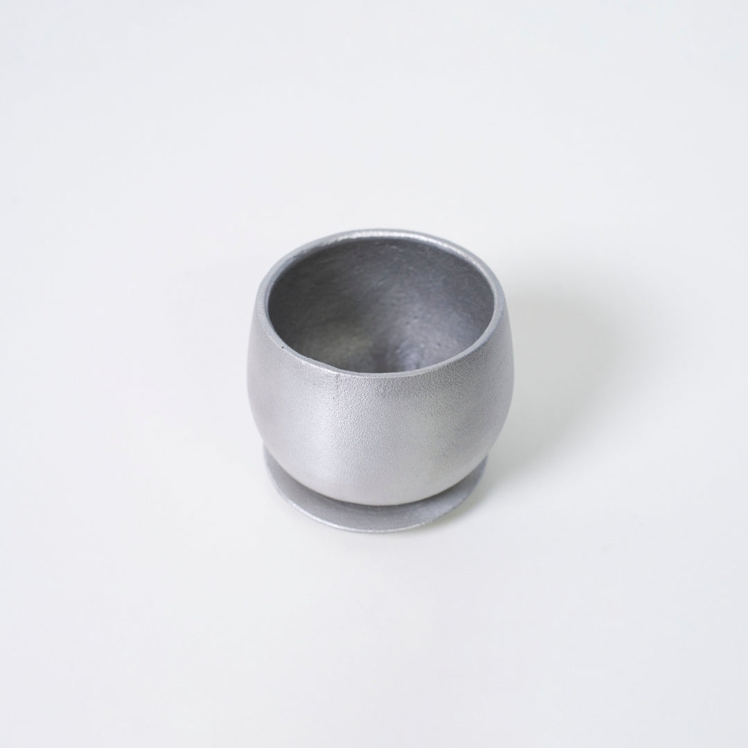 Top-view af japansk aluminiumsstøbt sakekop "yurayura" – håndlavede japanske sakekopper