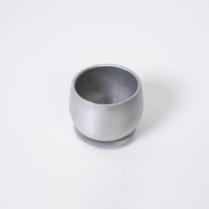 Top-view af japansk aluminiumsstøbt sakekop "yurayura" – håndlavede japanske sakekopper