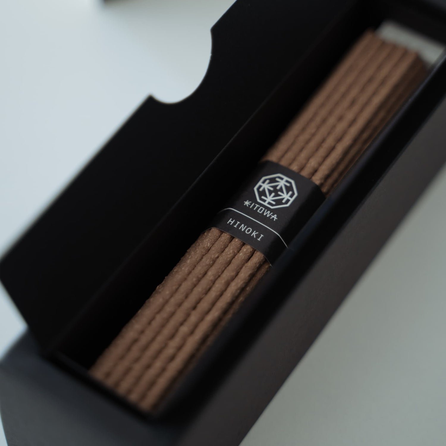 KITOWA japanske røgelsespinde med hinoki (japansk cypres) duft i en æske.