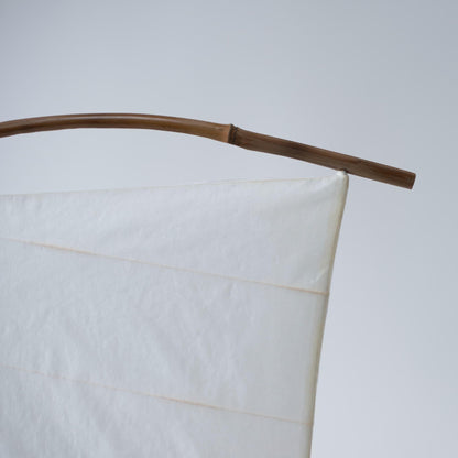 Gros plan sur le dessus de la lampe sur pied japonaise en papier « NOW » sur fond blanc