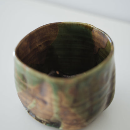 Top view af Pentagon Kintsugi tekop "Valley Oribe", der viser dens unikke form