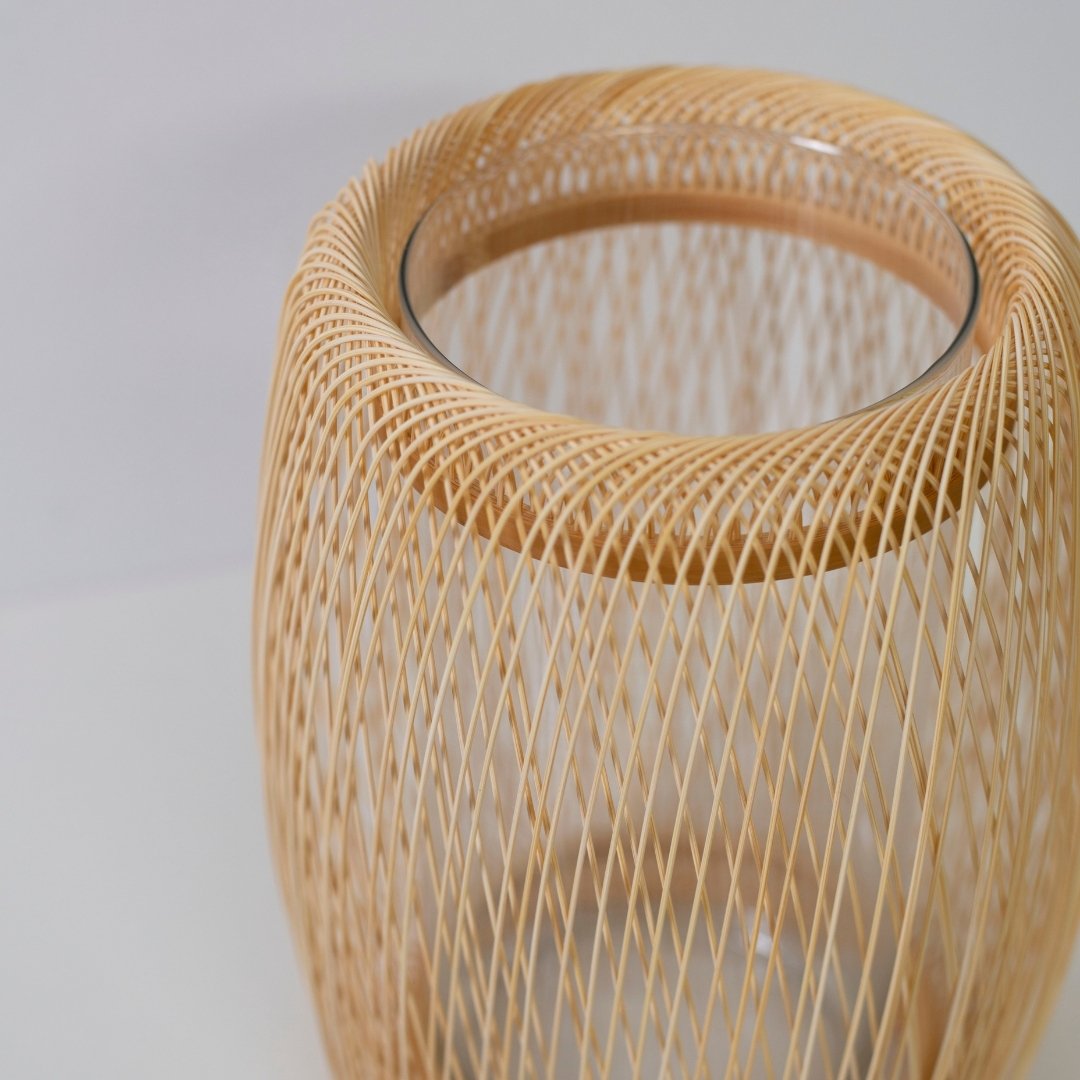 Top view af japansk bambus blomstervase "Cocoon" - unik blomstervase med wabi-sabi æstetik til Japandi-stil rum
