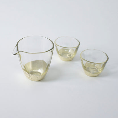 Set med japansk sake i champagneguld med Kanazawa-bladguld, flaske og kopper fra HAKUICHI set oppefra