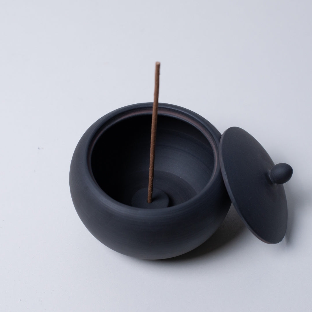 Top view af japansk røgelseskar "Abrikos" sort, perfekt til zen-rum og moderne japansk indretning