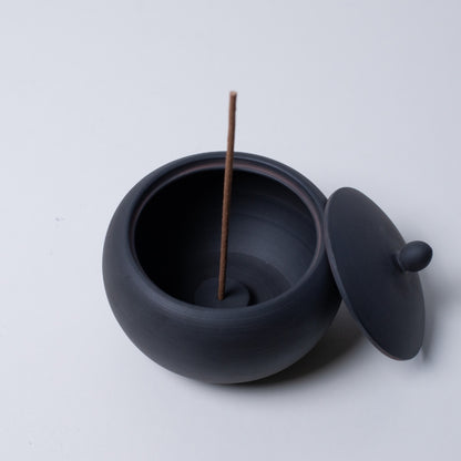 Top view af japansk røgelseskar "Abrikos" sort, perfekt til zen-rum og moderne japansk indretning