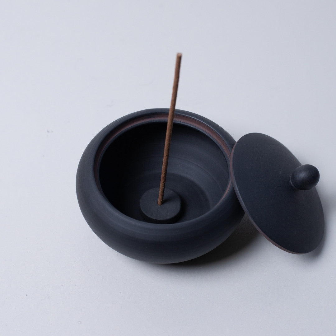 Top view af japansk røgelseskar "Munkeskål" sort til zen-rum og røgelsesbrænding