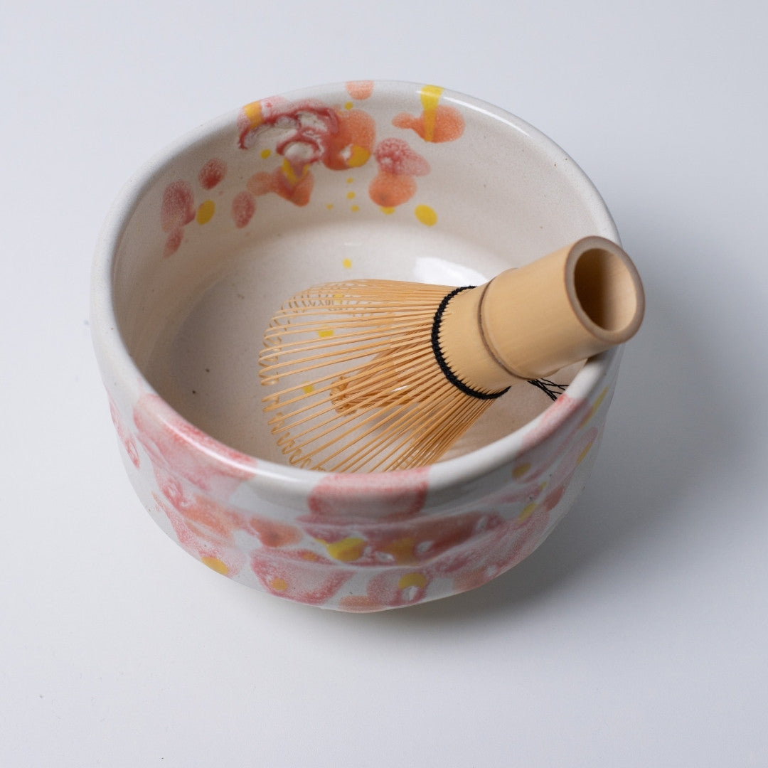 Set oppefra af den japanske matcha-skål "Flower" med en levende glasur, ideel til at piske matcha.