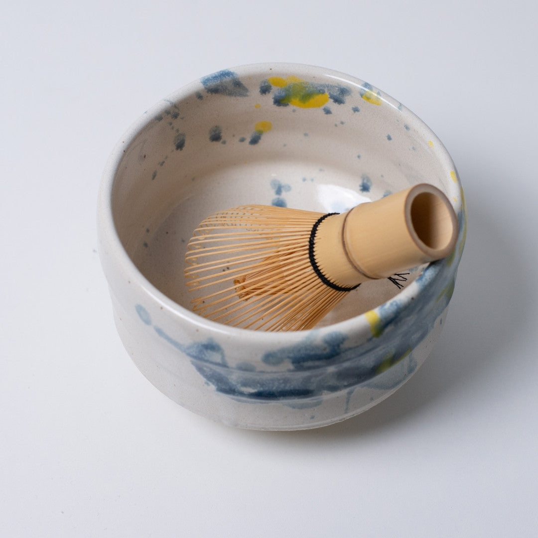 Draufsicht auf japanische Matcha-Schale "Splash" mit erfrischender blau-gelber Glasur für den Sommertee.