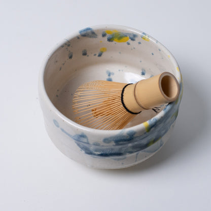 Draufsicht auf japanische Matcha-Schale "Splash" mit erfrischender blau-gelber Glasur für den Sommertee.