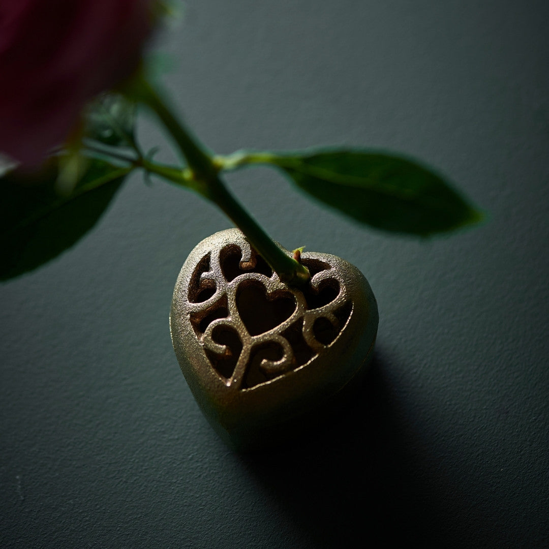 Top view af japansk hjerteformet "Heart" stiftløs kenzan blomsteropsats til japansk blomsterarrangement