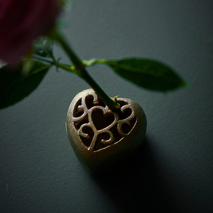 Top view af japansk hjerteformet "Heart" stiftløs kenzan blomsteropsats til japansk blomsterarrangement