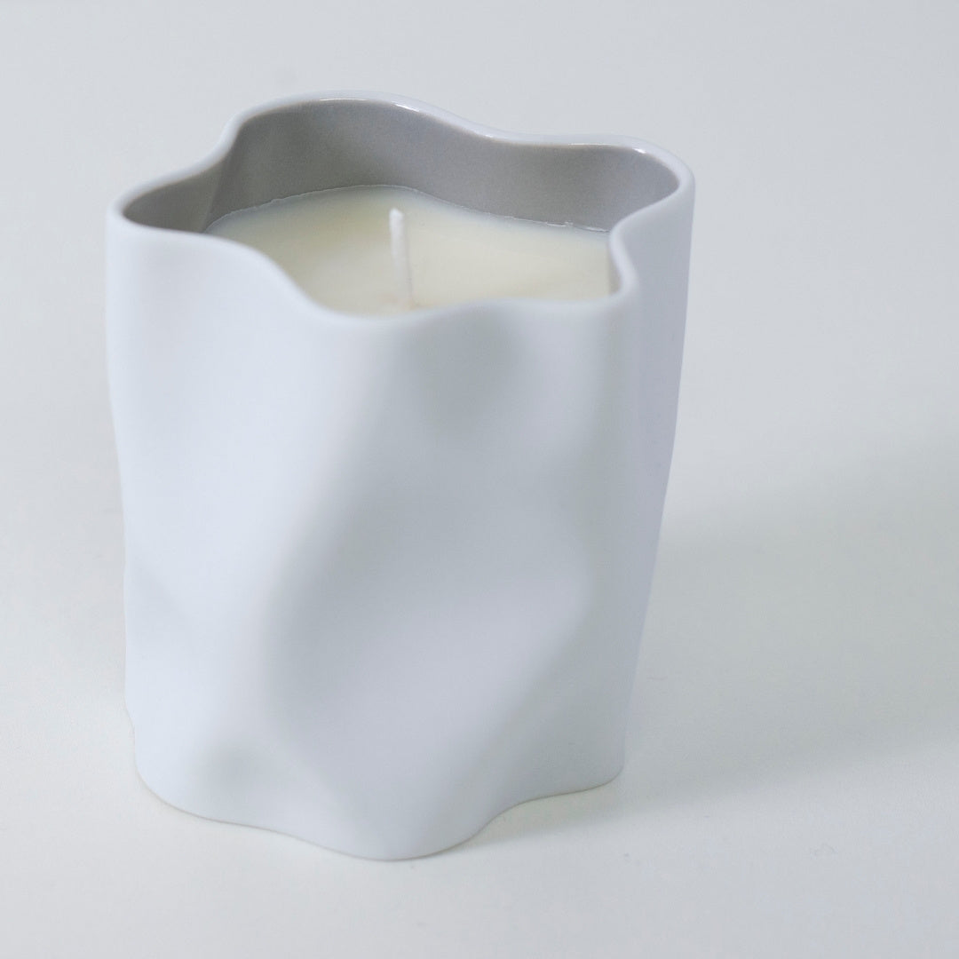 Top view af japansk lys KARESANSUI med yuzu, pæon og japansk røgelse i Seto porcelænskop