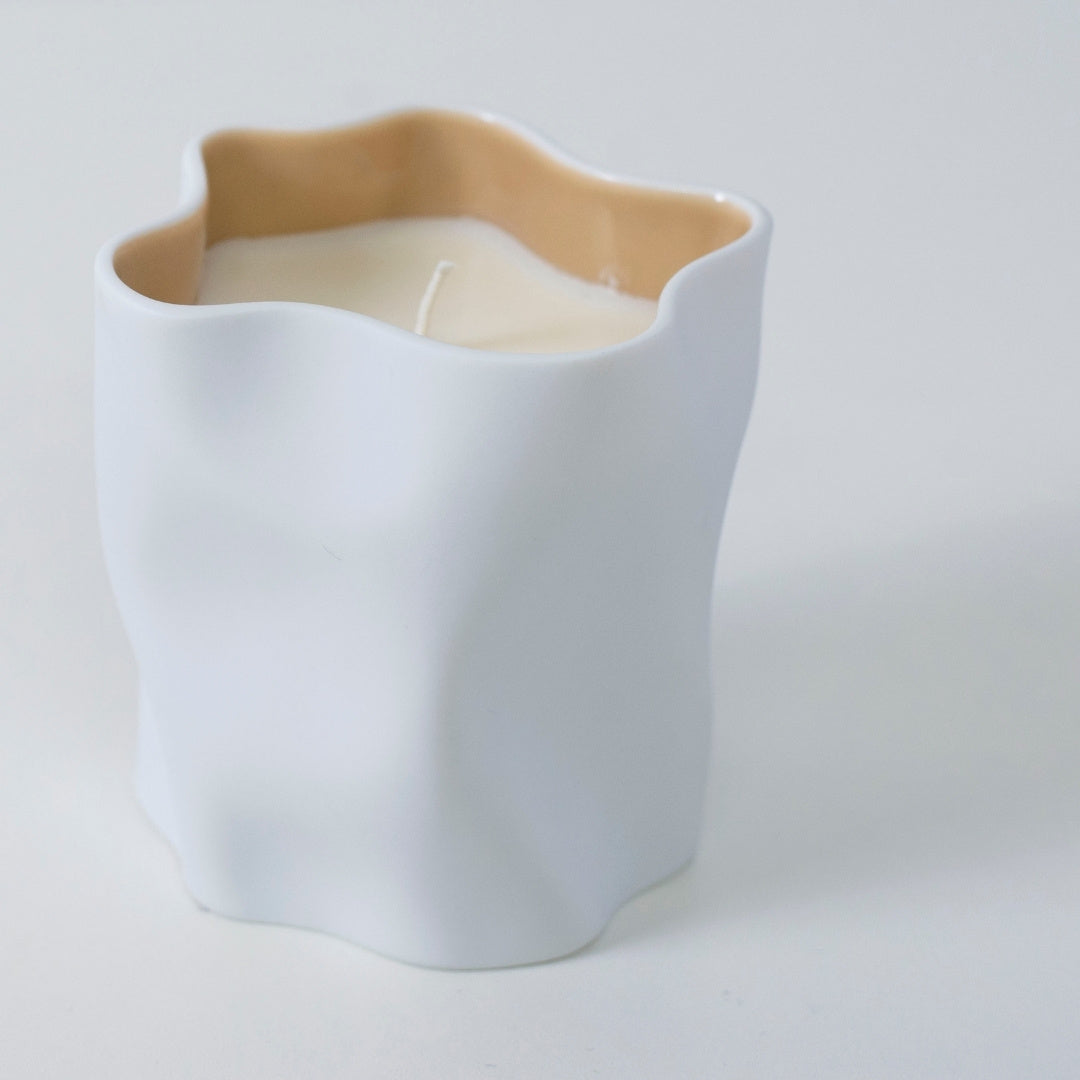 Top view af japansk lys KITCHIBE med oud, urter og japansk røgelse i Seto porcelænskop