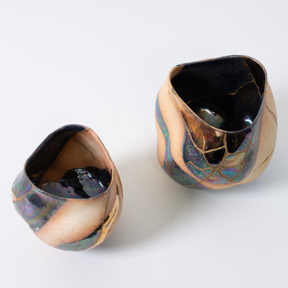 Deux bols à matcha kintsugi mettant en valeur l'art de la poterie japonaise et la beauté de l'imperfection