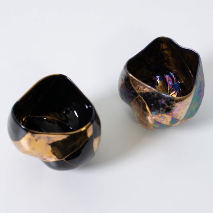 Deux bols à matcha kintsugi mettant en valeur l'art de la poterie japonaise et le design wabi-sabi