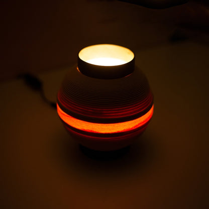 "Bovenaanzicht van houten lamp 'Chochin 02' die zacht gloeit, geïnspireerd op traditionele ronde lantaarns."