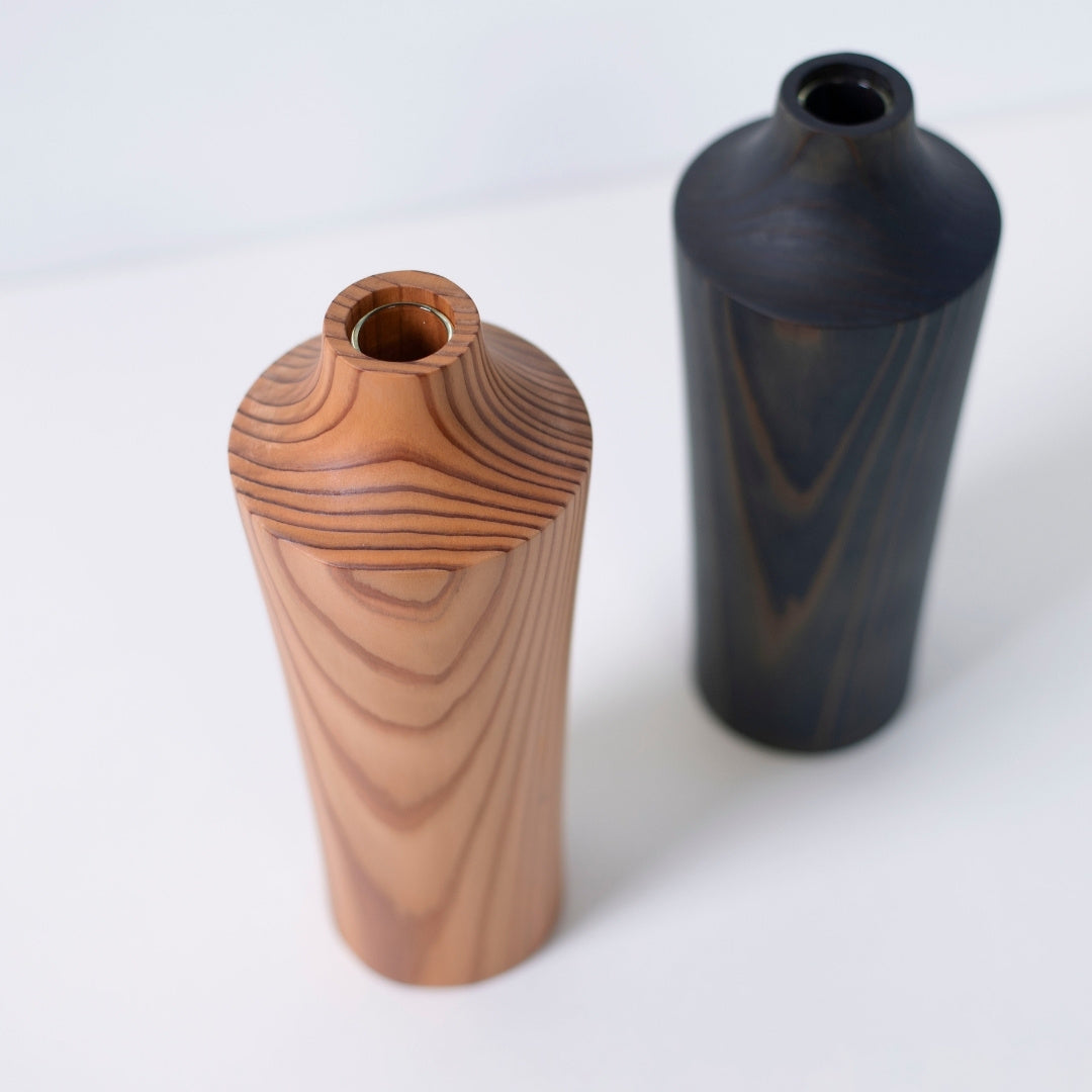 Top view af to typer japansk cedertræsvase 02 – japanske cedertræsvaser, natur og indigo finish, håndlavet til ikebana blomsterarrangement