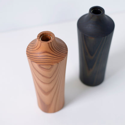Top view af to typer japansk cedertræsvase 02 – japanske cedertræsvaser, natur og indigo finish, håndlavet til ikebana blomsterarrangement