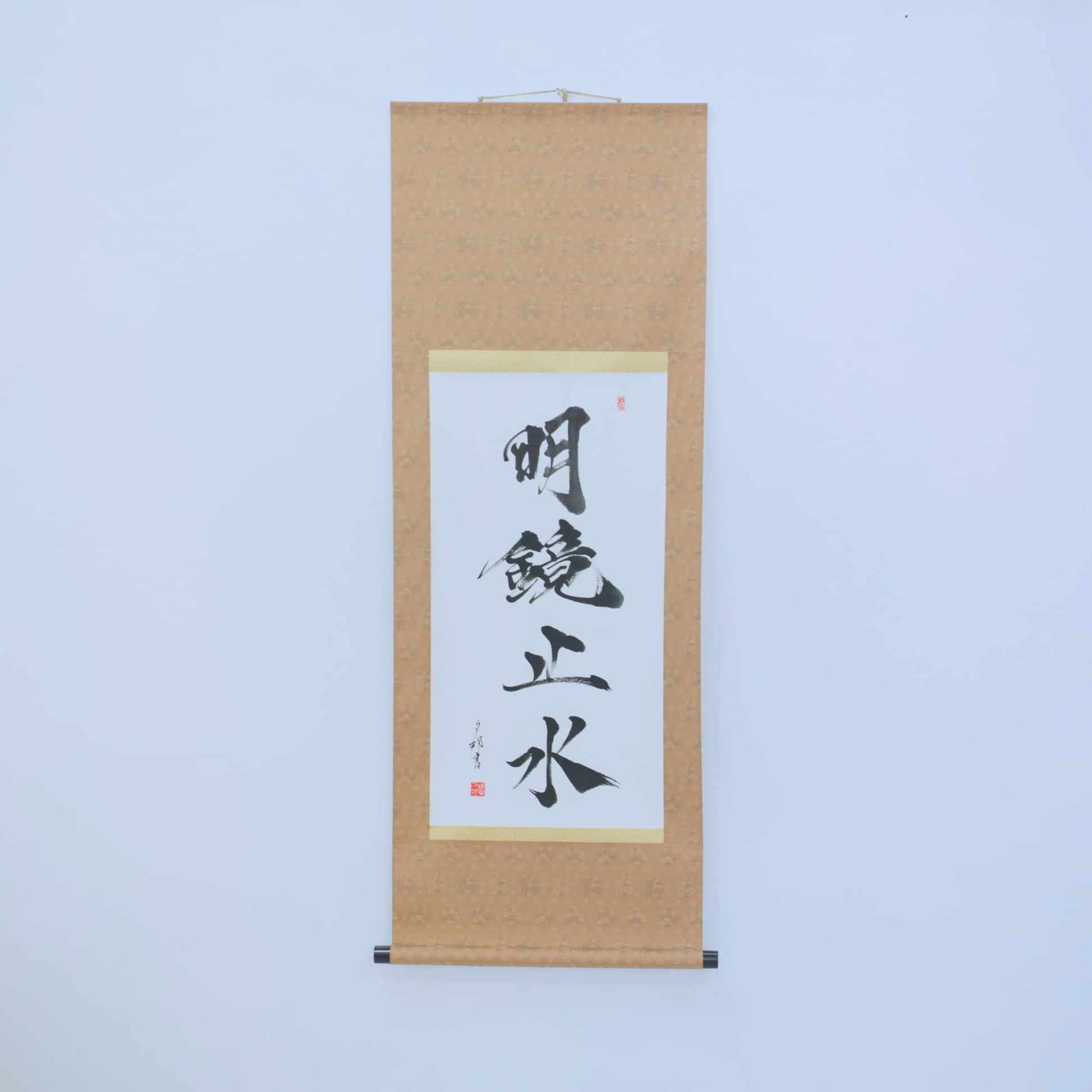 Japanische Schriftrolle mit Meikyo-Shisui-Kalligrafie an einer weißen Wand