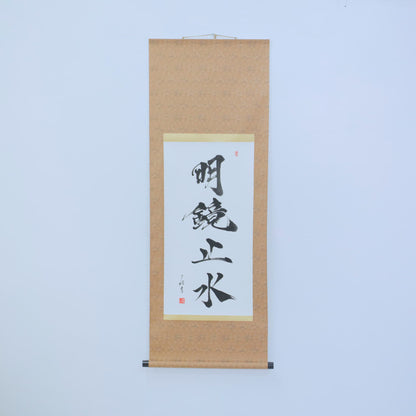 Japanische Schriftrolle mit Meikyo-Shisui-Kalligrafie an einer weißen Wand