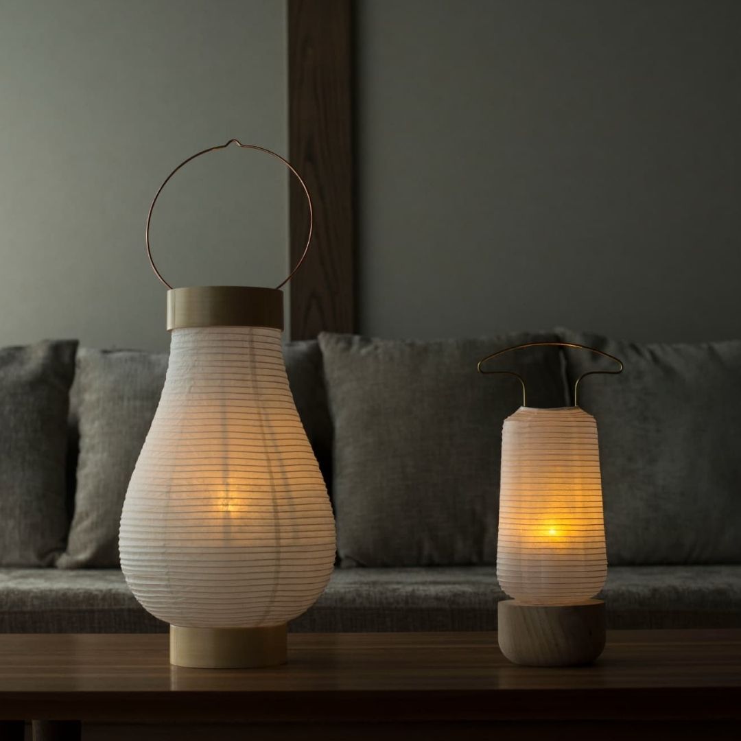Twee Japanse tafellampen in een schemerige Japanse stijl kamer