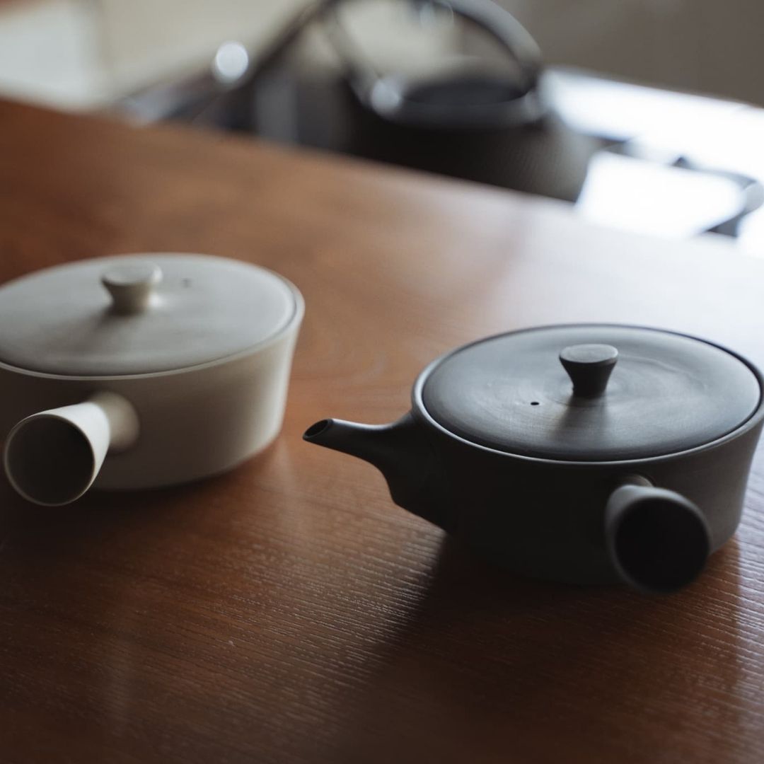 Sidevisning af japansk Sencha tekande, sort og hvid, i et zen-rum