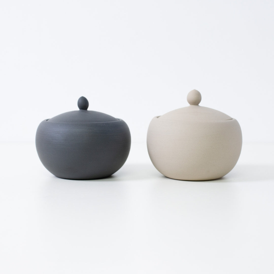 To farvevarianter af japansk røgelseskar "Apricot" til zen-rum og minimalistisk japansk indretning